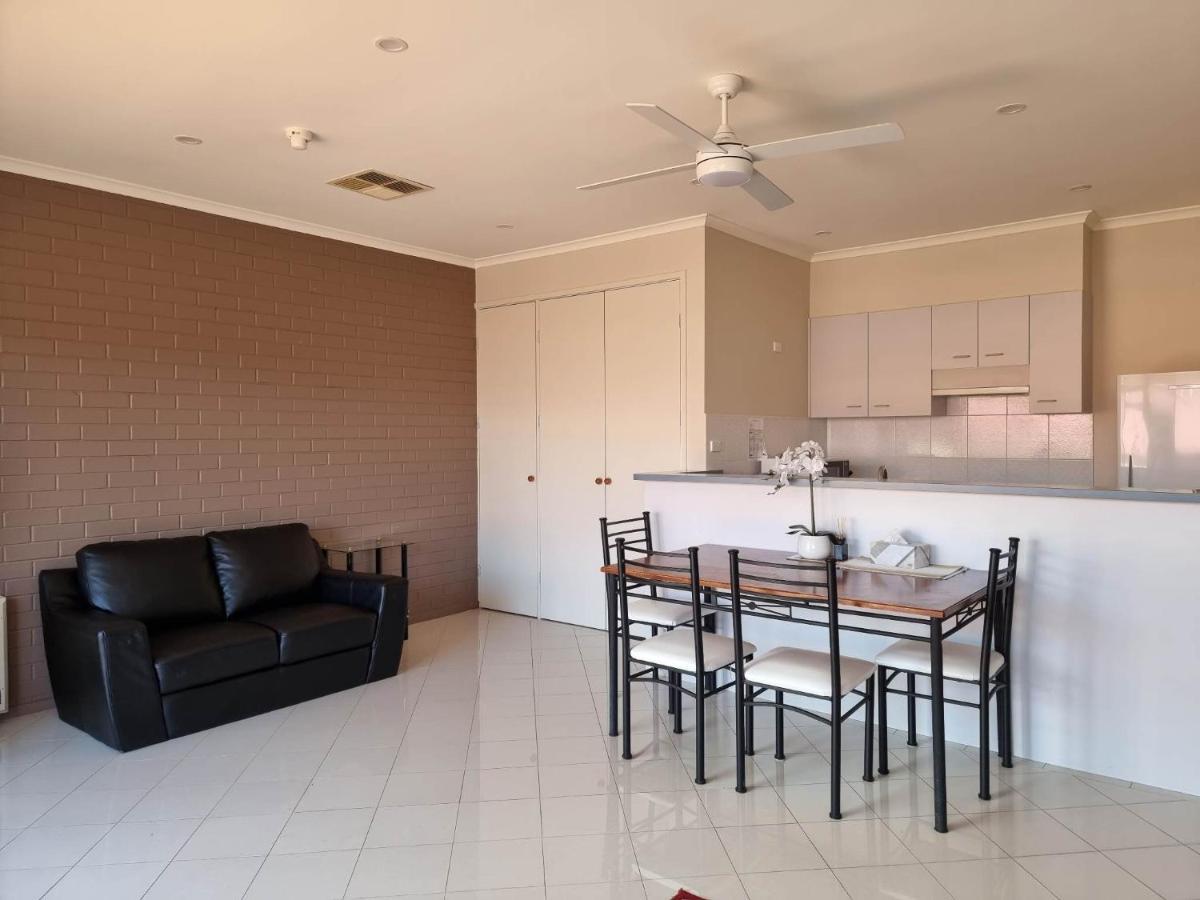 Short #09 Sleeps 4 Apartment *
